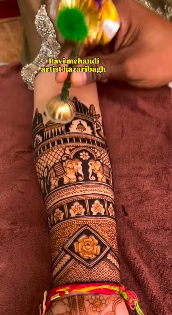 Mehndi Artist at work